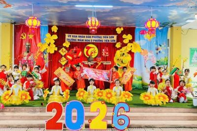 Hoạt động trải nghiệm gói bánh chưng xanh, Liên hoan văn nghệ chào xuân Bính Ngọ 2026, trải nghiệm mua bán tại các gian hàng.