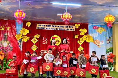 Hoạt động tặng quà cho trẻ có hoàn cảnh khó khăn